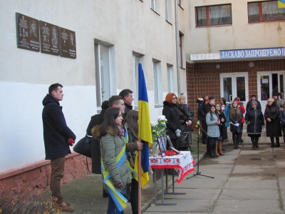 У школі в Чернівцях відкрили меморіальні дошки трьом випускникам, які загинули в АТО (ФОТО)