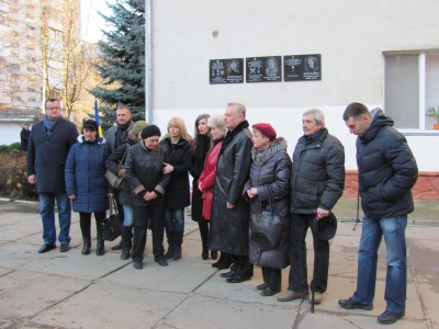 У школі в Чернівцях відкрили меморіальні дошки трьом випускникам, які загинули в АТО (ФОТО)