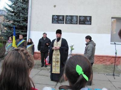 У школі в Чернівцях відкрили меморіальні дошки трьом випускникам, які загинули в АТО (ФОТО)