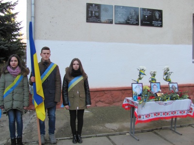 У школі в Чернівцях відкрили меморіальні дошки трьом випускникам, які загинули в АТО (ФОТО)