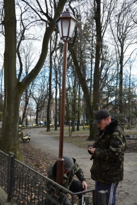 У сквері в центрі Чернівців встановили нові ліхтарі (ФОТО)