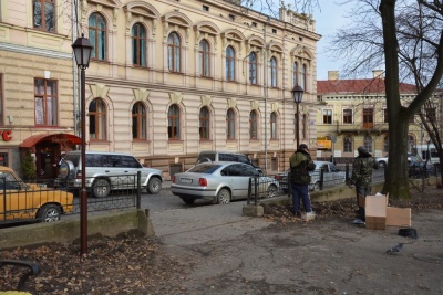 У сквері в центрі Чернівців встановили нові ліхтарі (ФОТО)