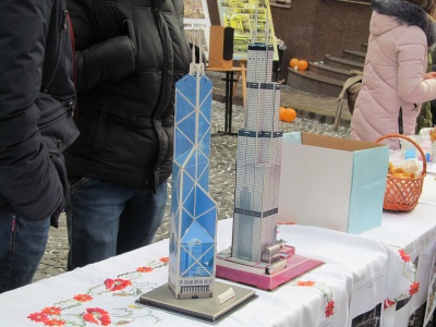 Студенти-архітектори продають на Кобилянській свої проекти та смаколики (ФОТО)