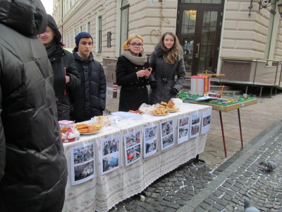 Студенти-архітектори продають на Кобилянській свої проекти та смаколики (ФОТО)