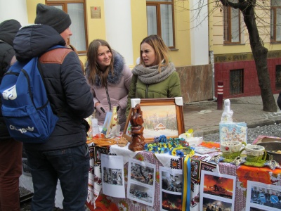 Студенти-архітектори продають на Кобилянській свої проекти та смаколики (ФОТО)