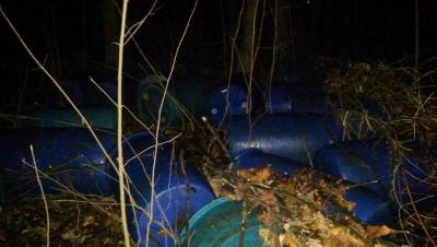 На Буковині біля кордону знайшли 23 діжки спирту