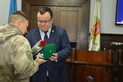 Каспрук вручив трьом добровольцям медалі "На славу Чернівців"