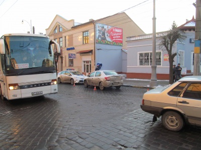 ДТП з тролейбусом у центрі Чернівців - рух ускладнено (ФОТО)