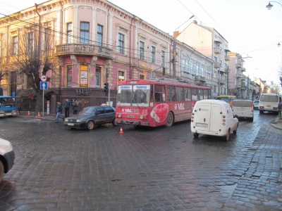 ДТП з тролейбусом у центрі Чернівців - рух ускладнено (ФОТО)