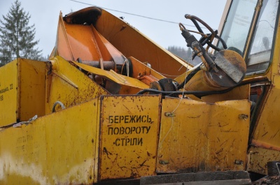 Стріла крану зламалась через пориви вітру: як рубали головну ялинку Чернівців. ФОТО