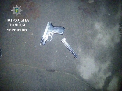 «Пістолет» виявився запальничкою – слідчі розповіли, чим лякав перехожих неадекват на вулиці Комарова
