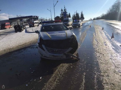 Авто патрульної поліції на Буковині зіткнулося з мікроавтобусом