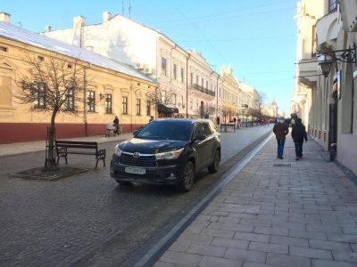 ЗМІ зафіксували, як депутат Михайлішин паркує свою нову "Тойоту" на пішохідній вулиці у центрі Чернівців