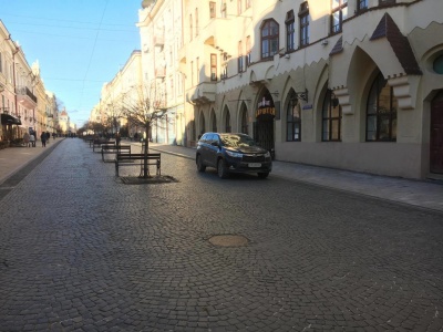 ЗМІ зафіксували, як депутат Михайлішин паркує свою нову "Тойоту" на пішохідній вулиці у центрі Чернівців