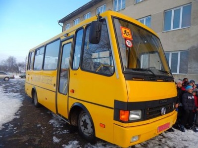 Для буковинських дітей придбали 10 шкільних автобусів