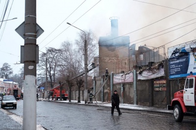 Пивзавод у Чернівцях гасять кілька бригад пожежників (ФОТО)