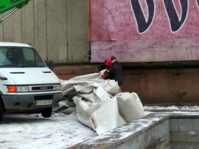 У Чернівцях знімають панно зі стіни на Центральній площі (ФОТО)