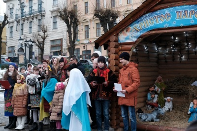 На Центральній площі Чернівців освятили Різдвяну шопку (ФОТО)