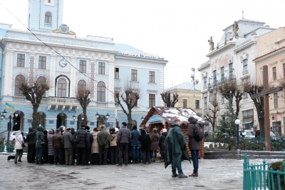 На Центральній площі Чернівців освятили Різдвяну шопку (ФОТО)