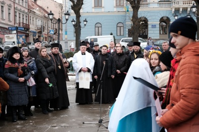 На Центральній площі Чернівців освятили Різдвяну шопку (ФОТО)