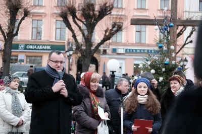 На Центральній площі Чернівців освятили Різдвяну шопку (ФОТО)