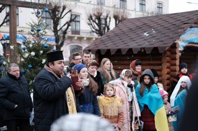 На Центральній площі Чернівців освятили Різдвяну шопку (ФОТО)