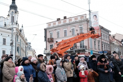 На Центральній площі Чернівців освятили Різдвяну шопку (ФОТО)