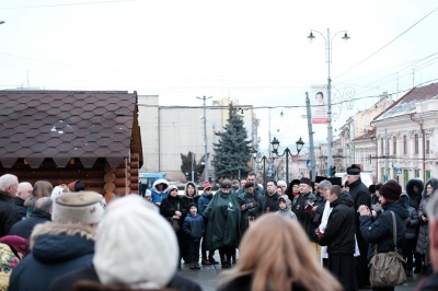 На Центральній площі Чернівців освятили Різдвяну шопку (ФОТО)