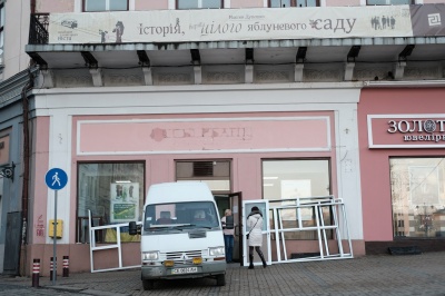 Чернівецьке відділення Сбербанку переїжджає з приміщення колишнього "Кобзаря" (ФОТО)