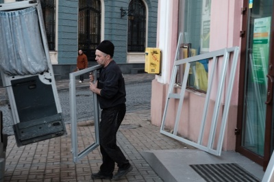 Чернівецьке відділення Сбербанку переїжджає з приміщення колишнього "Кобзаря" (ФОТО)