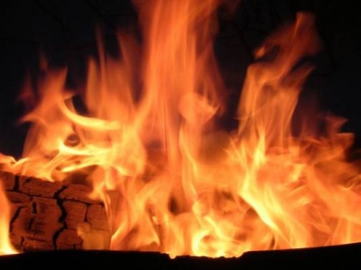Через необережність при газозварюванні на Буковині загорілося авто і будинок