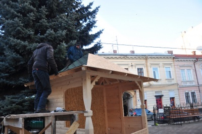 Біля церкви в центрі Чернівців встановлюють триметровий вертеп (ФОТО)