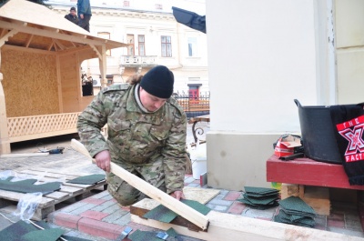 Біля церкви в центрі Чернівців встановлюють триметровий вертеп (ФОТО)