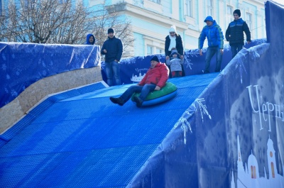 Міні-зоопарк, сноутюби та святий Миколай: новорічні новинки на Соборній площі Чернівців (ФОТО)