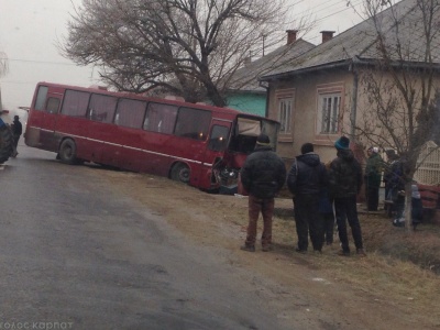 Автобус "Ужгород - Чернівці" сильно постраждав у ДТП (ФОТО)