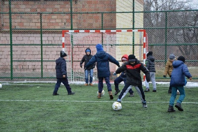 У Чернівцях у школі №33 відкрили сучасний футбольний майданчик
