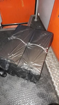 На Буковині прикордонники виявили у потязі два ящики контрабандних цигарок