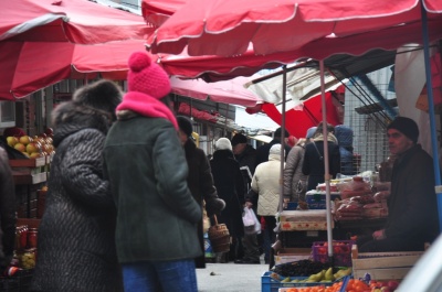 Купують небагато і люблять закордонні делікатеси: пожвавилась святкова торгівля у Чернівцях