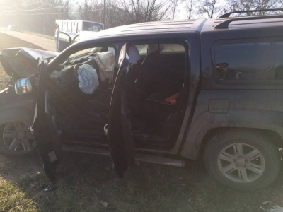 ДТП у Чернівцях: один з водіїв постраждав, в'їхавши в опору (ФОТО)