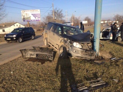 ДТП у Чернівцях: один з водіїв постраждав, в'їхавши в опору (ФОТО)