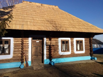 У хаті-музеї Миколайчука на Буковині поміняли дахове покриття (ФОТО)