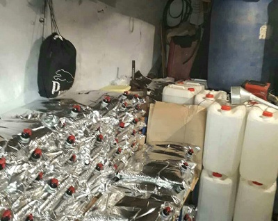 У Чернівцях поліція виявила масштабний підпільний цех, де підробляли алкоголь (ФОТО)