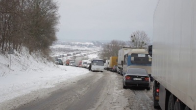 Сотні авто визволили із сніговиих заторів на Одещині