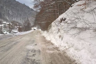 На Закарпатті снігова лавина зійшла на дорогу