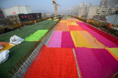 Через шалені морози дороги в Китаї вкрили ковдрами (ФОТО)