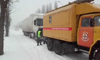 Через сусідню Хмельниччину не проїхати - у заметах сотні маших і людей (ФОТО)