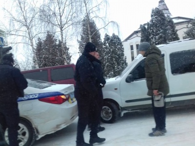У Чернівцях легковик на ожеледиці врізався в авто патрульної поліції (ФОТО)