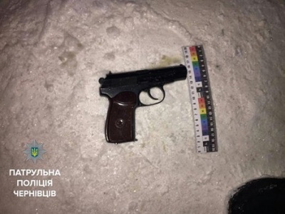 У Чернівцях на вулиці затримали чоловіка з пістолетом