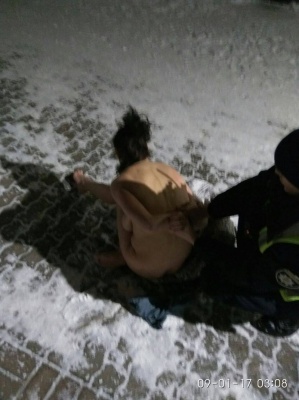 В Івано-Франківську поліція затримала п’яну голу жінку, яка молилась і вигукувала прокльони
