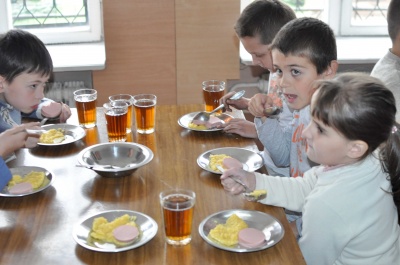 У школах Чернівців школярів знову годуватимуть безкоштовними кашами та повернуть шведські столи